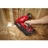 Milwaukee M18 FFN przybija płytę OSB do konstrukcji