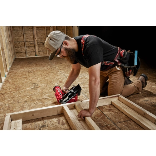Milwaukee M18 FFNS zbija ramę podłogi na płycie