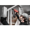 Milwaukee M18 FN15GA wbija gwóźdź w słupek balustrady schodów