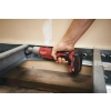 Milwaukee M18 BRAID wkręca wkręt w stalowy profil pod drewnianym stropem