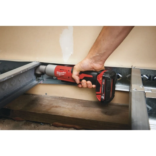 Milwaukee M18 BRAID wkręca wkręt w stalowy profil pod drewnianym stropem