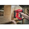 Milwaukee M18 FNCS18GS łączy płyty sklejki w zabudowie