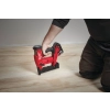 Milwaukee M18 FNCS18GS mocuje podkład na podłodze