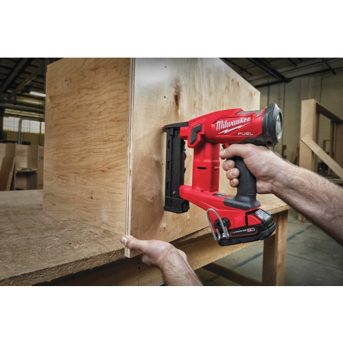 Milwaukee M18 FNCS18GS łączy płyty sklejki w zabudowie