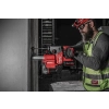 M18 ONEFHXDEL-552C Młotowiertarka SDS-PLUS z dedykowanym odsysaczem pyłu 2,5J Milwaukee – M18 ONEFHX z odsysaczem FDDEXL wierci w betonowej ścianie, pracownik w kasku