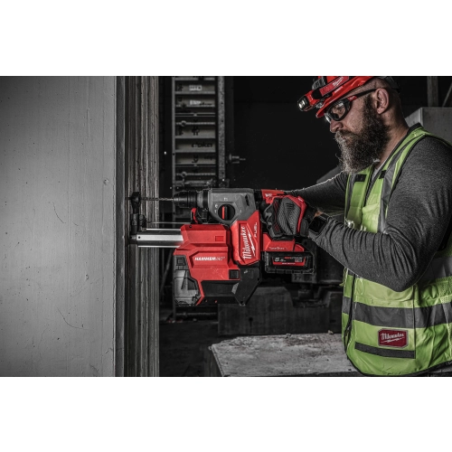 M18 ONEFHXDEL-552C Młotowiertarka SDS-PLUS z dedykowanym odsysaczem pyłu 2,5J Milwaukee – M18 ONEFHX z odsysaczem FDDEXL wierci w betonowej ścianie, pracownik w kasku