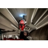 Milwaukee M18 FHAFOH16 z włączoną diodą LED wierci nad głową między rurami instalacji