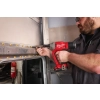 Milwaukee M18 ONEFLT osadza śruby zrywalne w burcie naczepy