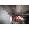 Milwaukee M18 ONEFLT pracuje przy suficie wnętrza naczepy