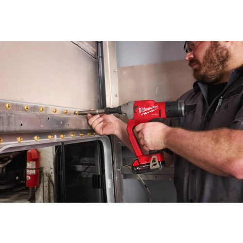Milwaukee M18 ONEFLT osadza śruby zrywalne w burcie naczepy