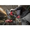 Pracownik szlifuje Milwaukee M18 FHSAG125XPDB2 krawędź wyciętej blachy