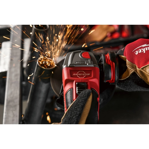 Milwaukee M18 FSAG125XB tnie stalowy profil, snop iskier, widoczne oznaczenie RAPIDSTOP