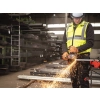 Pracownik tnie Milwaukee M18 FHSAGO125VXPDB2 profil w magazynie stali