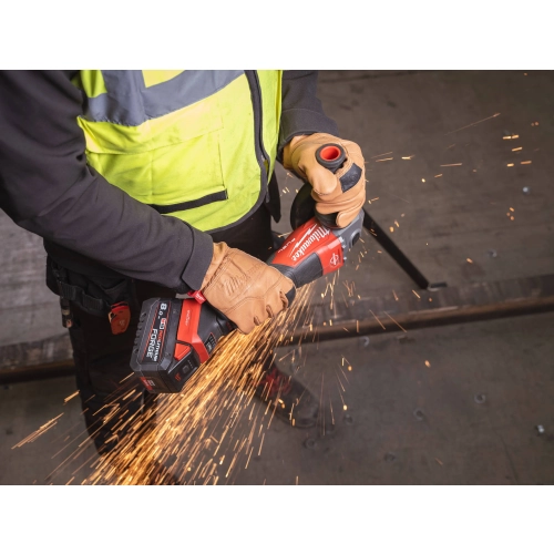 Pracownik w kamizelce tnie Milwaukee M18 FHSAGO125VXPDB2 stalowy element, snop iskier