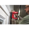 Milwaukee M18 FN18GS mocuje listwę przy ościeżnicy
