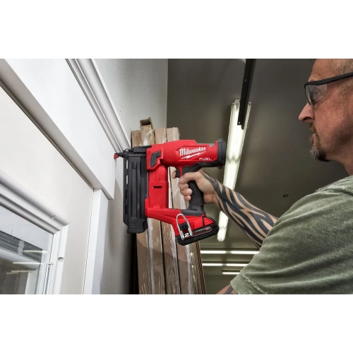 Milwaukee M18 FN18GS mocuje listwę przy ościeżnicy