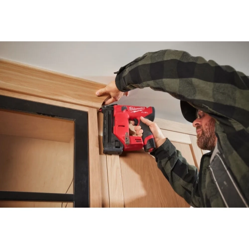 Milwaukee M12 FCN18GS mocuje gzyms na górze szafki kuchennej
