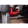 Milwaukee M12 FCN18GS mocuje listwę wykończeniową przy stopniu