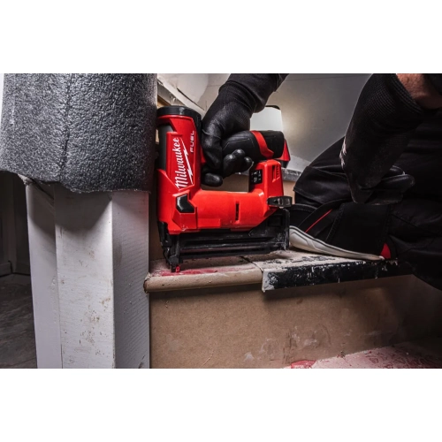 Milwaukee M12 FCN18GS mocuje listwę wykończeniową przy stopniu