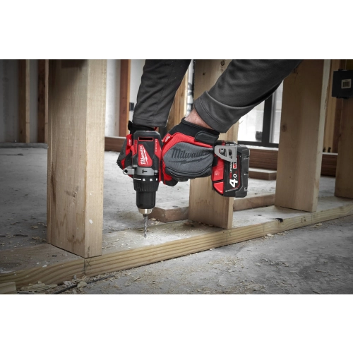 Milwaukee M18 BLPD2 wierci w drewnianym słupku konstrukcji