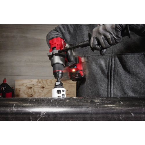 Milwaukee M18 ONEPD3 z rękojeścią boczną wycina otwornicą otwór w stalowej rurze