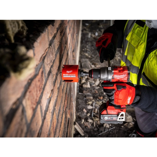 Milwaukee M18 ONEPD3 wycina otwornicą otwór w ceglanej ścianie