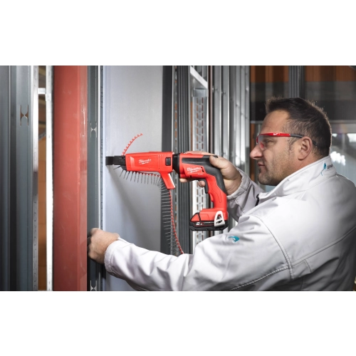 Milwaukee M18 FSGC z podajnikiem taśmowym wkręca płytę do profilu stalowego
