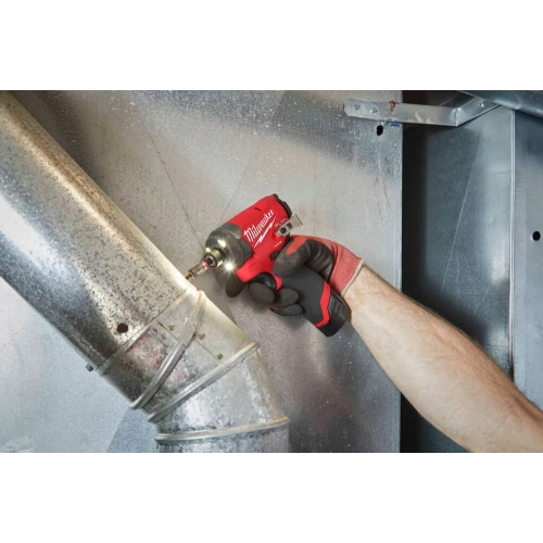 Milwaukee M12 FID2 wkręca wkręt samowiercący w kanał wentylacyjny z blachy