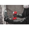 Milwaukee M18 BLIDR wkręca wkręt w puszkę elektryczną na ceglanej ścianie