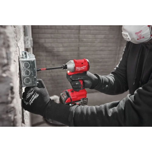 Milwaukee M18 BLIDR wkręca wkręt w puszkę elektryczną na ceglanej ścianie
