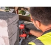 Milwaukee M18 BLIDRC wkręca wkręt w ścianę z bloczków betonowych