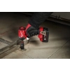 Milwaukee M18 ONEID3 z nasadką dokręca kotwę w stalowej szynie na posadzce