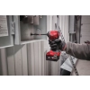 Milwaukee M18 ONEID3 wkręca wkręt w stalową obudowę szafy sterowniczej