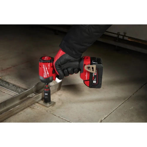Milwaukee M18 ONEID3 z nasadką dokręca kotwę w stalowej szynie na posadzce