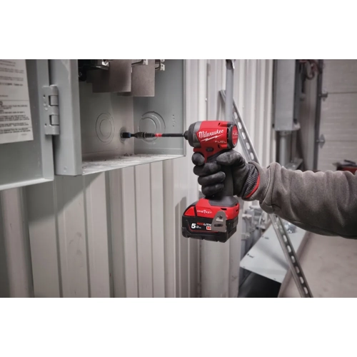 Milwaukee M18 ONEID3 wkręca wkręt w stalową obudowę szafy sterowniczej