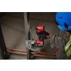 Milwaukee M18 ONEID3 dokręca uchwyt instalacyjny przy rurach, pracownik w niebieskim kasku