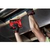Milwaukee M12 BST mocuje folię na izolacji sufitu nad głową