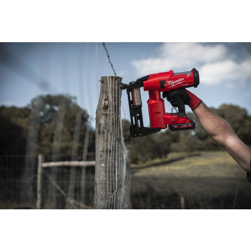 Milwaukee M18 FFUS mocuje drut u szczytu słupka