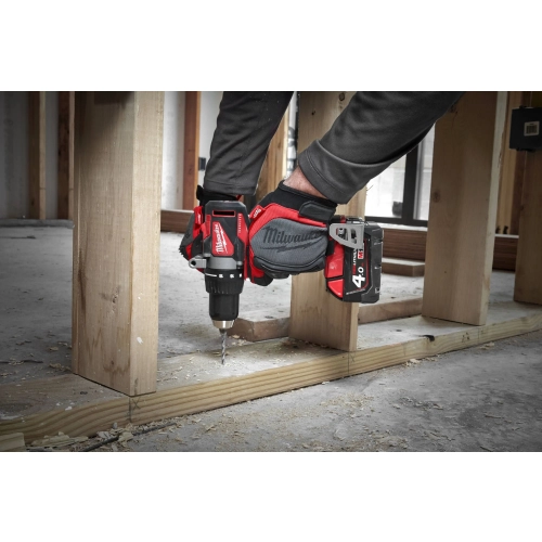 Milwaukee M18 BLDD2 wierci w drewnianym słupku konstrukcji