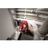 M12 FDDXKIT-202X Subkompaktowa wiertarko-wkrętarka Milwaukee z wymiennym uchwytem – M12 FDDX wkręca w szafce instalacyjnej obok rur