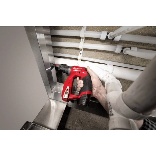 M12 FDDXKIT-202X Subkompaktowa wiertarko-wkrętarka Milwaukee z wymiennym uchwytem – M12 FDDX wkręca w szafce instalacyjnej obok rur
