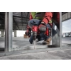 Milwaukee M18 FDD3 wierci w stalowym profilu leżącym na posadzce