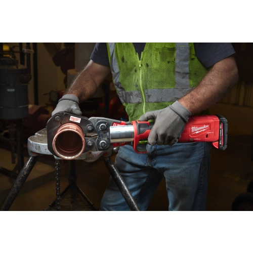 M18 ONEBLHPT-302C M-set praska do zaciskania rur FORCE LOGIC™ ONE-KEY™ zestaw - ( 3x szczęki M 15/22/28mm) Milwaukee – Monter zaprasowuje dużą rurę miedzianą na stojaku