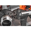 Szczęka zaciskarki Milwaukee M18 BLHPTXL na złączce z bliska