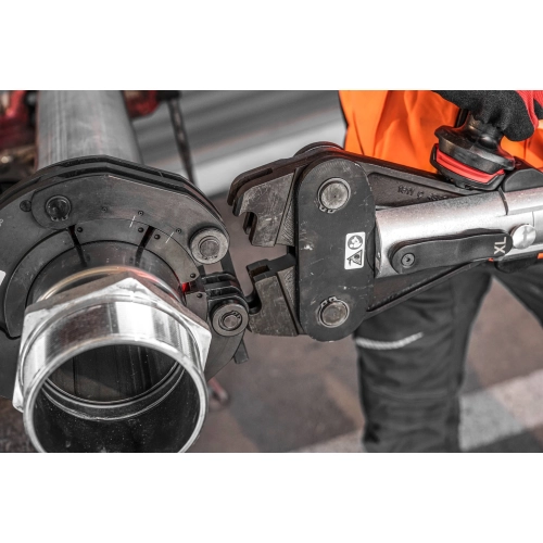 Szczęka zaciskarki Milwaukee M18 BLHPTXL na złączce z bliska