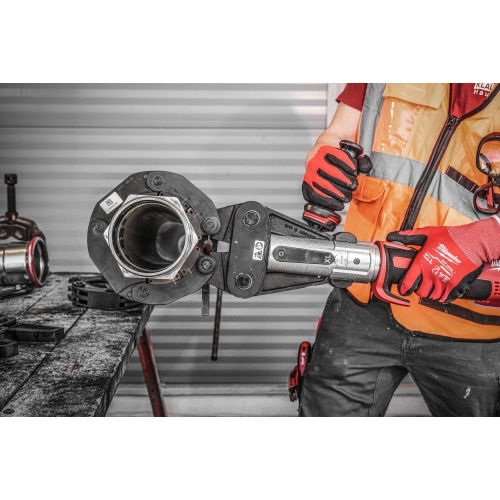 Zaciskarka Milwaukee M18 BLHPTXL przy złączce dużej średnicy