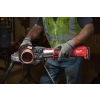 M18 ONEBLHPT-302C Geberit Mapress SET praska do zaciskania rur FORCE LOGIC™ ONE-KEY™ zestaw - ( 3x szczęki Geberit 15/22/28mm) Milwaukee – Monter zaprasowuje dużą rurę miedzianą na stojaku