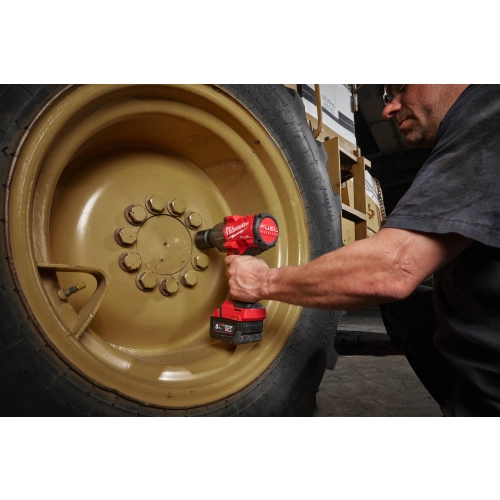 Milwaukee M18 FHIW2F12 odkręca nakrętki koła ciężarowego