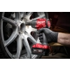Milwaukee M18 FMTIW2F12 odkręca śruby koła samochodu z aluminiową felgą