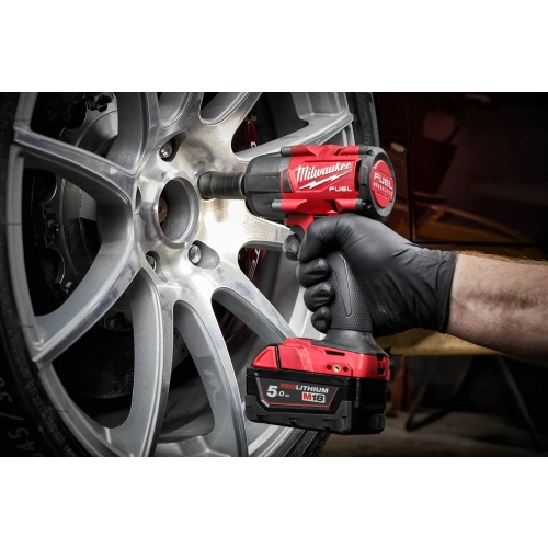 Milwaukee M18 FMTIW2F12 odkręca śruby koła samochodu z aluminiową felgą